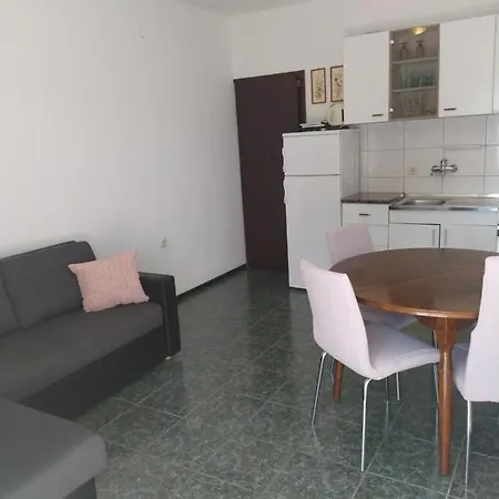 Lagoon Apartments *